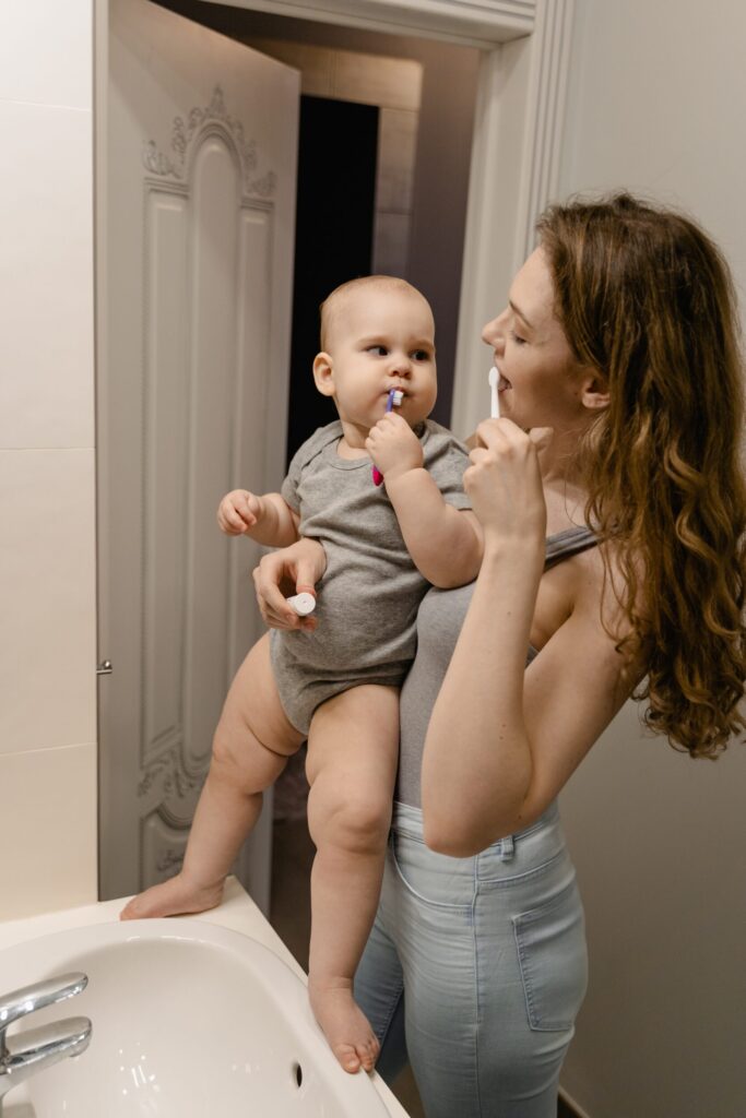 niemowlę myje zęby