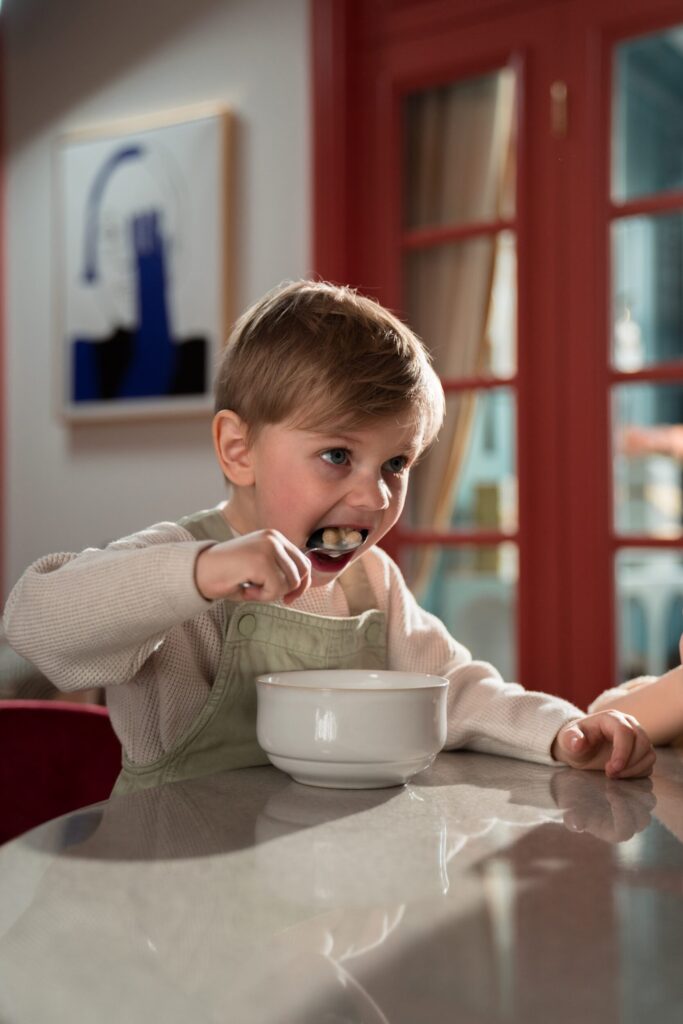 bunt dwulatka samodzielność jedzenie łyżeczką